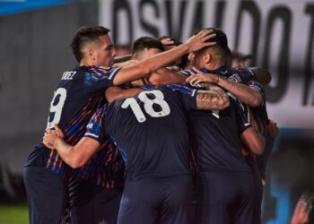 Talleres goleó a Racing y sigue prendido arriba en el torneo