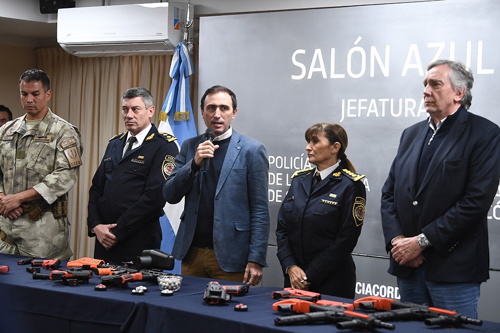 Incorporan 1.000 armas no letales que disparan gas pimienta Incorporan 1.000 armas no letales que disparan gas pimienta