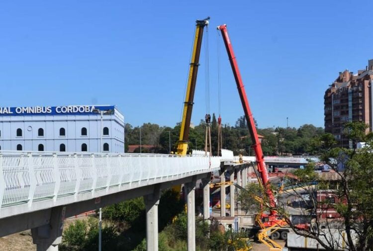 Se terminó de colocar el último tramo de la ciclovía en altura