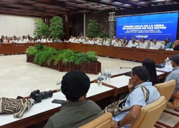 Colombia y el ELN dialogan por un cese al fuego