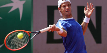Schwartzman remontó un tremendo partido, mientras Etcheverry se favoreció por la retirada de su rival