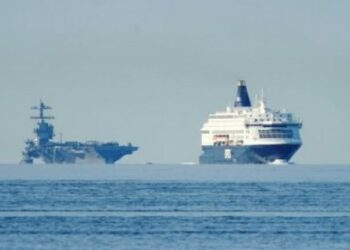 El buque de guerra más grande del mundo arribó en Noruega y aumentó la tensión en Rusia