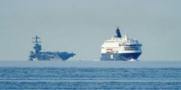 El buque de guerra más grande del mundo arribó en Noruega y aumentó la tensión en Rusia