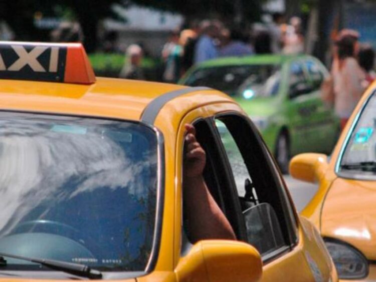 Un conductor fue apuñalado por un taxista con un objeto punzante: las dos versiones del hecho