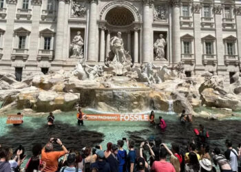 Tiñeron de negro la Fontana di Trevi y ahora son investigados por la Justicia italiana