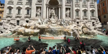 Tiñeron de negro la Fontana di Trevi y ahora son investigados por la Justicia italiana