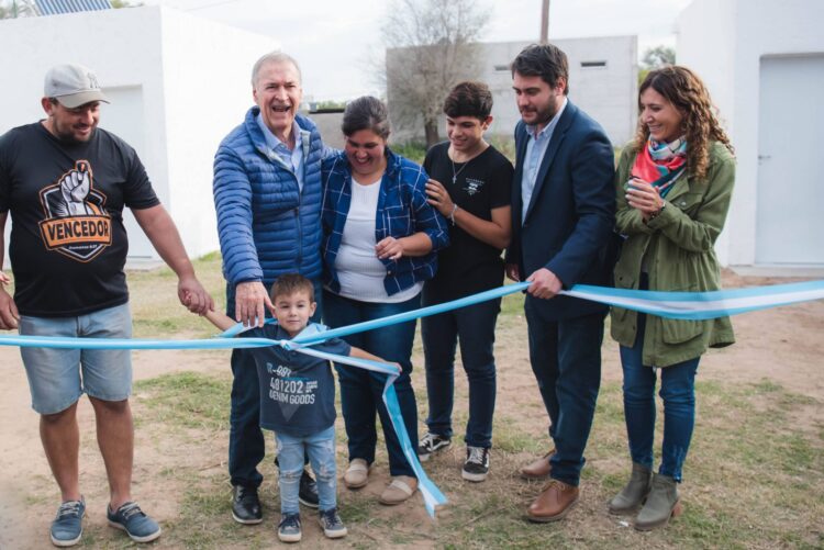 Ciudadanos cordobeses reciben su casa propia del plan Viviendas Semilla.