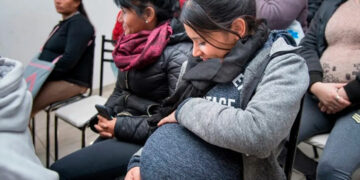 Un programa acompaña a embarazadas sin obra social, cómo deben anotarse las interesadas