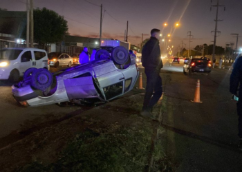 Un conductor sufrió un violento accidente al chocar y volcar en el Camino Interfábricas