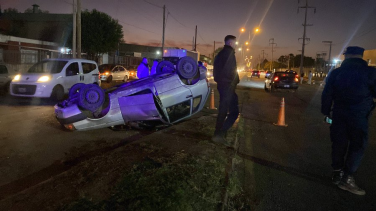 Un conductor sufrió un violento accidente al chocar y volcar en el Camino Interfábricas