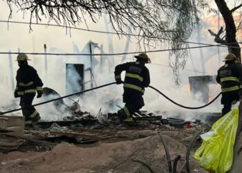 Con la ayuda de los vecinos, una mujer salvó su vida tras incendiarse su casa en el asentamiento La Tablita