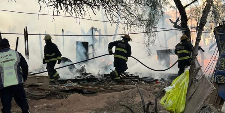 Con la ayuda de los vecinos, una mujer salvó su vida tras incendiarse su casa en el asentamiento La Tablita