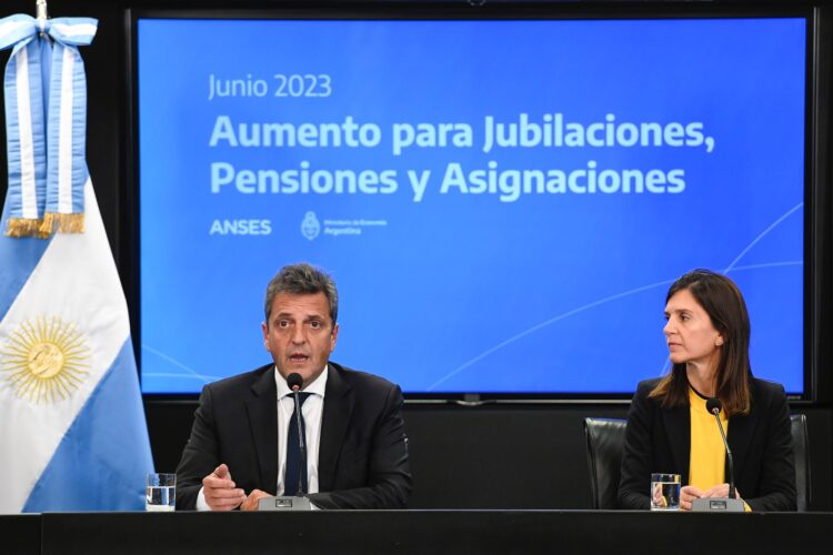 Massa y Raverta anunciaron el aumento en los haberes jubilatorios.