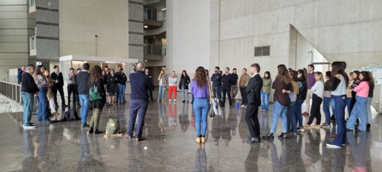 Asamblea de empleados judiciales en el edificio de Tribunales II.