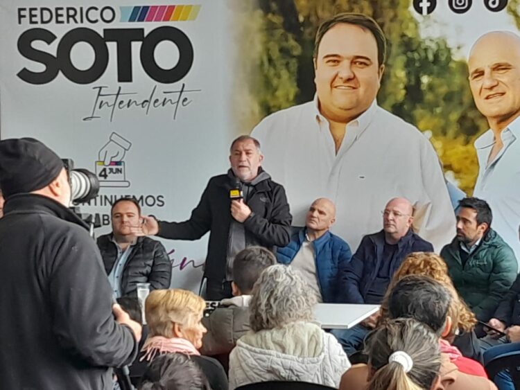 Luis Juez y Marcos Carasso junto al candidato Federico Soto de Berrotaran.