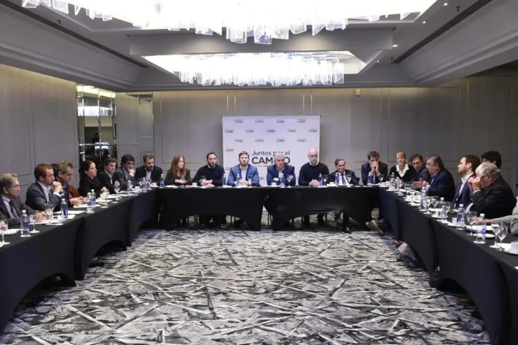 La cumbre entre los precandidatos y sus asesores en materia económica.
