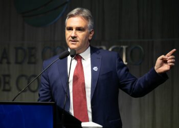 Llaryora propone el uso de armas no letales para combatir la inseguridad