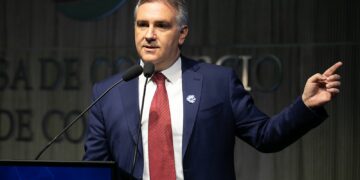 Llaryora propone el uso de armas no letales para combatir la inseguridad