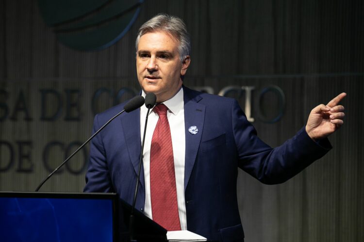 Llaryora propone el uso de armas no letales para combatir la inseguridad
