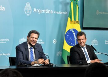 Fernández y Massa viajan a Brasil en busca de un salvavidas