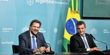 Fernández y Massa viajan a Brasil en busca de un salvavidas