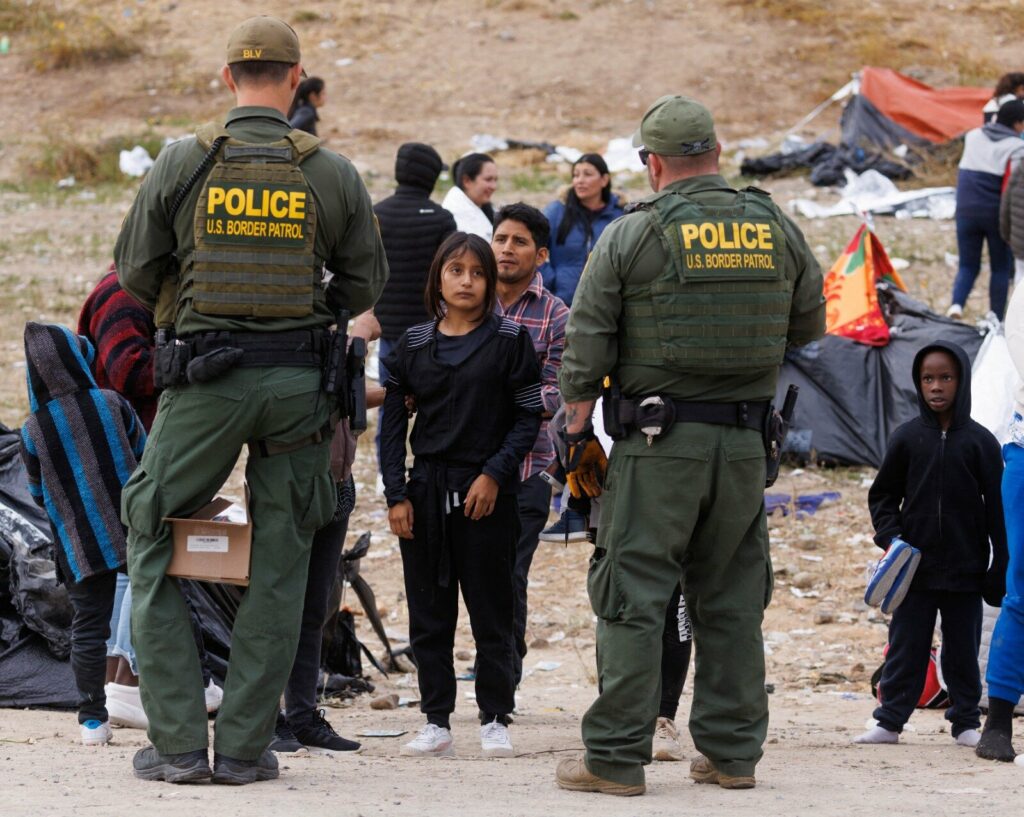 Aumenta el flujo en la frontera entre EE.UU. y México a horas del levantamiento del título 42