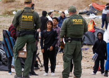Aumenta el flujo en la frontera entre EE.UU. y México a horas del levantamiento del título 42