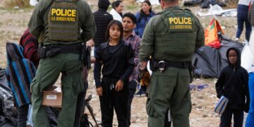 Aumenta el flujo en la frontera entre EE.UU. y México a horas del levantamiento del título 42