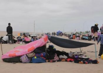 Chile y Perú en conflicto por la aglomeración de migrantes en la frontera