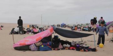 Chile y Perú en conflicto por la aglomeración de migrantes en la frontera