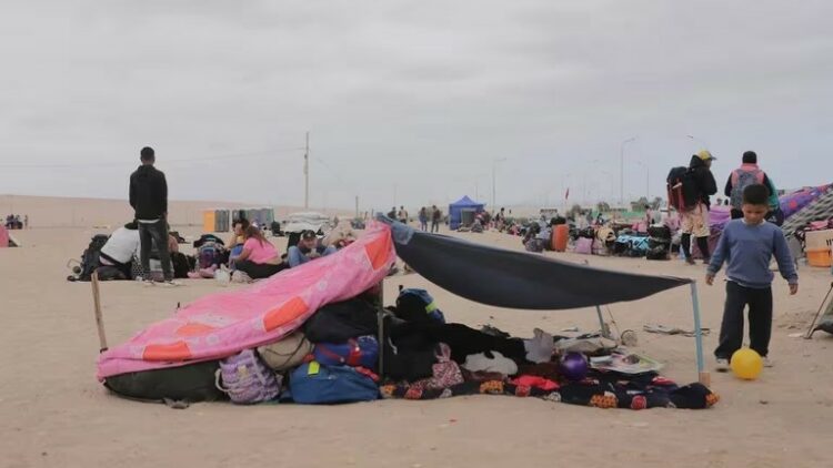 Chile y Perú en conflicto por la aglomeración de migrantes en la frontera