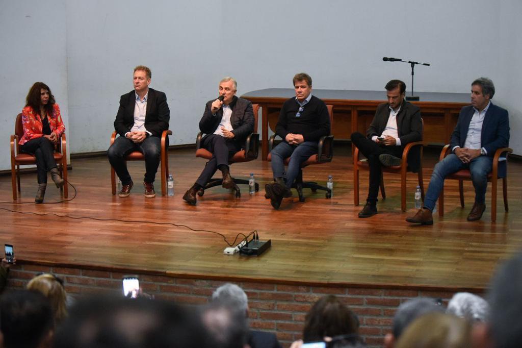 Morales y Manes enviaron una imagen de unidad en la UCR Morales y Manes enviaron una imagen de unidad en la UCR