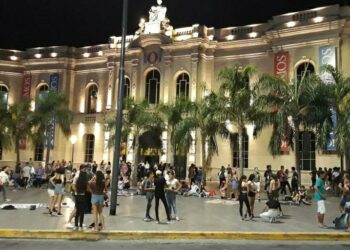 Un joven está en condición crítica después de ser apuñalado en frente del Patio Olmos