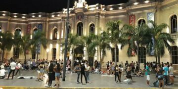 Un joven está en condición crítica después de ser apuñalado en frente del Patio Olmos