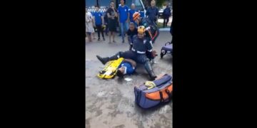 Chocó con su moto, un servicio de emergencias llegó al lugar, pero el paramédico lo aplastó