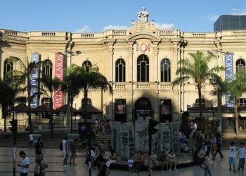 Le clavaron un cuchillo en la aorta frente al Patio Olmos