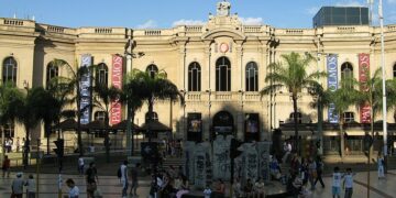 Le clavaron un cuchillo en la aorta frente al Patio Olmos