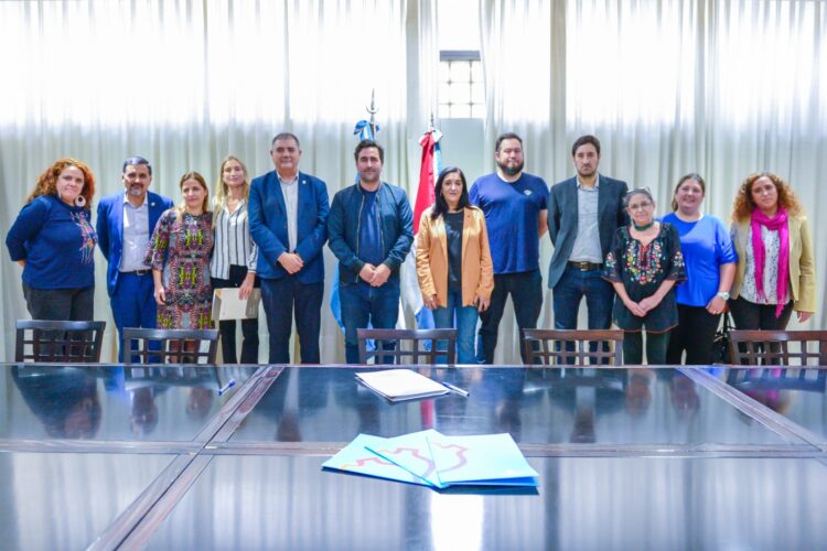 Se colocarán 220 baldosas donde se plasmarán los nombres de las víctimas.