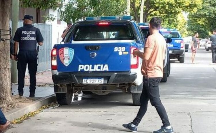 Según una testigo, la joven fue asesinada al intentar defender de los ataques a su madre.