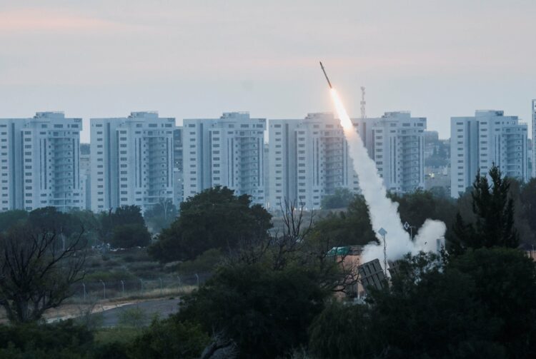 Unos 270 cohetes cruzaron la frontera israelí, de los cuales tres cayeron en zonas urbanas.