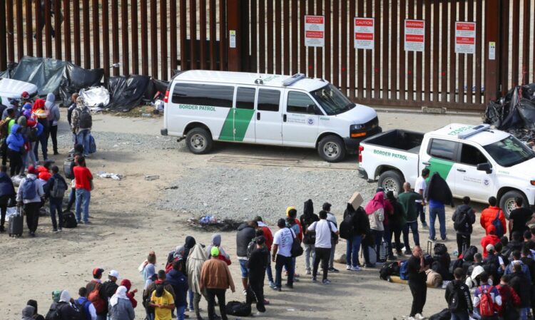 Inmigrantes que buscan asilo llegan a la frontera de EE. UU. con México.