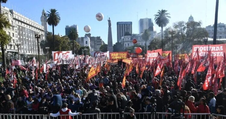 Los movimientos sociales realizaron un acto en la plaza de Mayo.