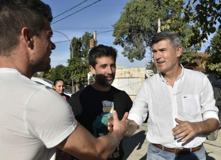 El Viceintendente habilitó trabajos de pavimentación en barrio Los Robles.