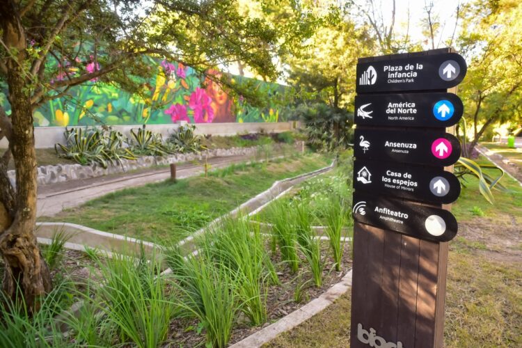 Un grupo de estudiantes recorrió ayer el predio remodelado del ex Zoo.