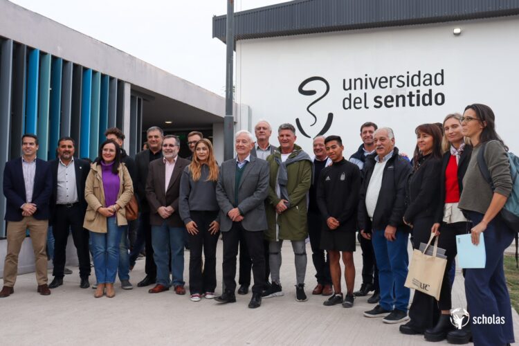 Mandatarios de Scholas junto a diversas autoridades locales.