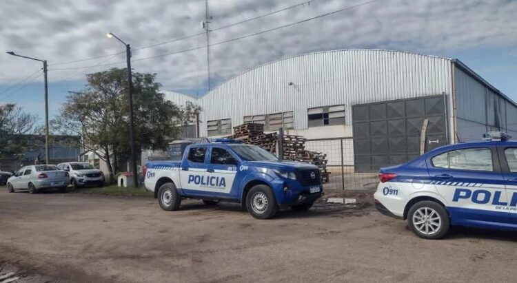 Se hicieron pasar por policías y robaron un monto millonario