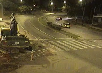 Así fue el dramático momento en el que un conductor perdió el control y chocó en la subida del Cerro