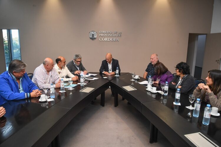 En asamblea, los estatales aceptaron por amplia mayoría la oferta salarial.