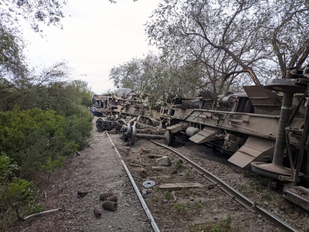 Un tren de carga descarriló y dos vagones terminaron tumbados