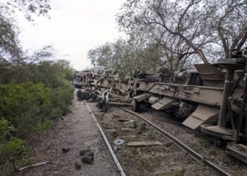Un tren de carga descarriló y dos vagones terminaron tumbados
